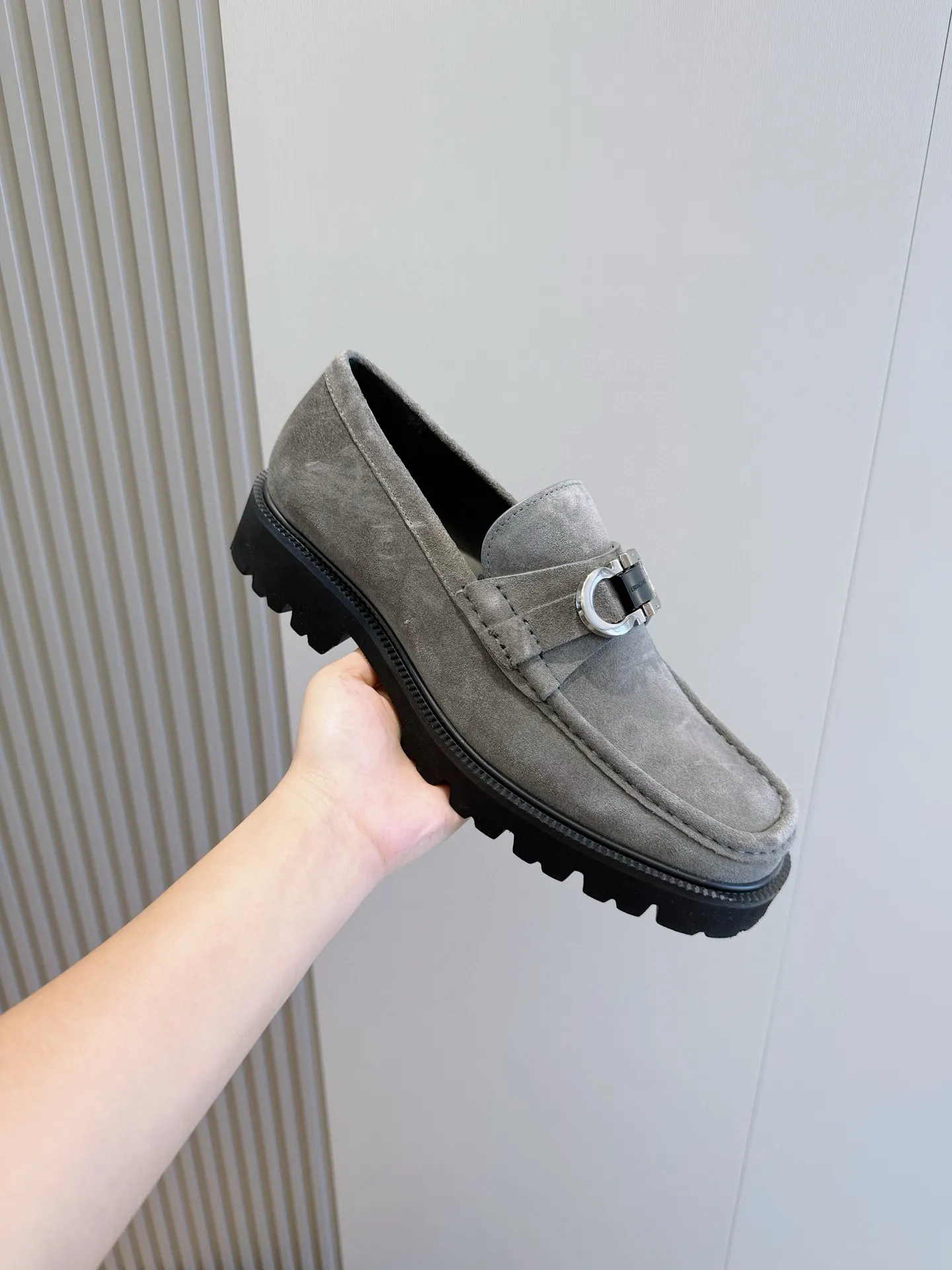 [Ferragamo] Top P: 760💰 Number of yards: 39~44 (38.45. Customized, non-returnable) Ferragamo men's leather derby shoes. The new derby shoes are light in texture and cool in style. They adopt exquisite eyelet uppers and novelly define urban trends. Made of brushed cowhide, it has a plump and rounded toe box and is decorated with delicate wingtip decorative details. Imported cowhide + cowhide lining.